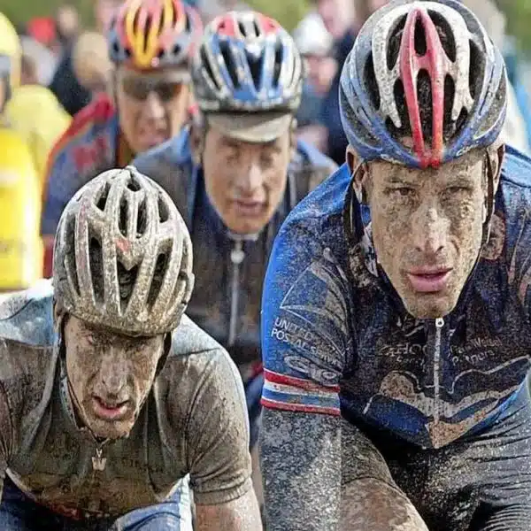 Le premier secteur pavé de la course Paris-Roubaix