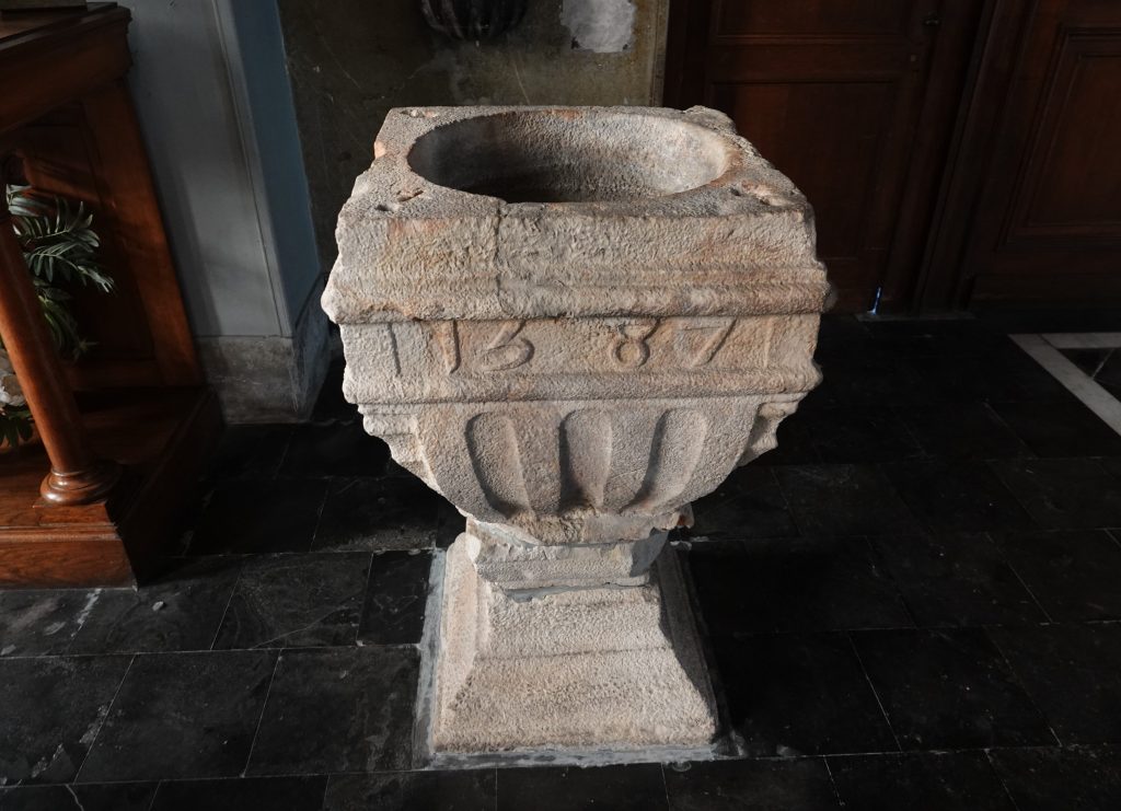 Église Saint-Martin de Solesmes : le bénitier en pierre